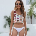 Detail eines farbenfrohen handgefertigten Häkelmusters auf einem weißen Boho-Top - Einheitsgröße / Weiß