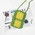 Nahaufnahme der handgefertigten grünen Stricktasche mit gelbem Granny-Square-Muster-Detail - Grün Gelb