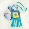 Detailansicht der pfauenblauen Häkeltasche mit Blumenmustern und Fransenverzierung - Blau