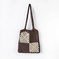 Detail der handgehäkelten Schultertasche mit braunem und beigeem Karomuster-Design - Dunkelbraun Patchwork Beige