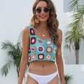 Dettaglio del crop top all'uncinetto fatto a mano con motivi patchwork floreali colorati - Taglia unica / Celeste