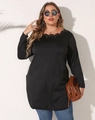 Détail d'un élégant haut noir à manches longues avec décolleté en dentelle ajourée - 0XL/L / Hauts / Noir