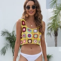 Detail des handgefertigten Häkel-Crop-Tops mit bunten Blumen für den Boho-Urlaub - Einheitsgröße / Gelb