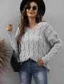 Nahaufnahme von grobem Zopfstrickmuster und Lochmuster an einem grauen Pullover - S / Top (M604) / Grau