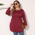 Détail du haut bordeaux à manches longues avec décolleté festonné et motifs découpés au laser - 0XL/L / Hauts / Bordeaux