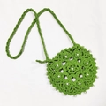 Dettaglio borsa a tracolla rotonda verde fatta a mano all'uncinetto con perle e maglia - Verde
