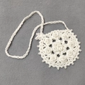 Dettaglio della borsa a tracolla bianca all'uncinetto con fiori 3D e perle bianche - Bianco