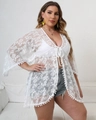 Dettaglio del cardigan in pizzo bianco con bordo a pompon e chiusura con laccetti - 1XL / Bianco