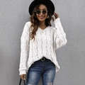 Detailaufnahme von weißem Zopfstrickmuster und V-Ausschnitt an einem Oversize-Pullover - S / Top (M604) / Weiß