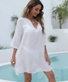 Detalle de la salida de baño blanca de algodón y lino con escote en V y un bolsillo - S / Tops / Blanco