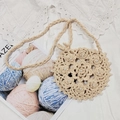 Dettaglio borsa a tracolla beige lavorata a mano con motivo floreale e perle bianche - Albicocca