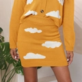 Completo due pezzi in maglia gialla da donna con nuvole bianche e cardigan a bottoni - Giallo