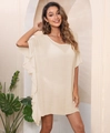 Detalle de las mangas con volantes y la tela de gasa ligera en un vestido playero beige - Talla única / Tops / Albaricoque