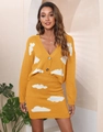Détail du cardigan en maille jaune et de la jupe avec motif jacquard de nuage blanc - Jaune
