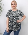 Detail of plus size leopard print top with crew neck and curved side slit hemline - Black and White Leopard Print