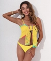 Détail macro du cache-bikini en maille jaune avec bordures de mini pompons multicolores - Jaune