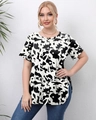 Detailansicht des Damen-T-Shirts in Übergröße mit Kuhprint und seitlichem Schlitz - L/0XL / Schwarz-weiße Kuh