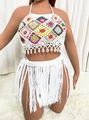 Detail eines Boho-Häkelsets mit buntem Granny-Square-Top und langem Fransenrock - Weiß