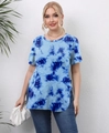 Detail eines Tie-Dye Print Oberteils in Übergröße mit Rundhalsausschnitt und Saum - L/0XL / Tie-Dye Blau