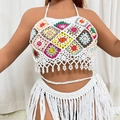 Böhmisches handgehäkeltes Bikini-Top mit bunten Quadraten und weißem Fransenrock - Einheitsgröße / Weiß