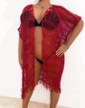 Detail eines roten Häkel-Strandkleids mit Fransen und hohler Strickstruktur - Einheitsgröße / Weinrot