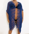 Detailansicht des dunkelblauen Strand-Cardigans mit Häkelmuster, Quasten und Fransen-Struktur - Einheitsgröße / Blau