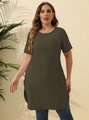 Detail van army groen plus size longline T-shirt met zijsplit en een ronde halslijn - L / Legergroen