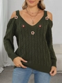 Dettaglio della maglia a trecce e fiori 3D sul maglione con spalle scoperte e scollo a V - S / Verde Militare