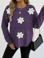 Detail eines lila Strickpullovers mit weißen 3D-Blumenstickereien und Perlendetails - S / Lila