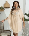 Détails d'un cache-maillot de plage bohème beige avec crochet ajouré et finitions à franges - Taille unique / Abricot