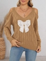 Détail du pull en maille torsadée jaune moutarde avec nœud en dentelle et épaules dénudées - S / Camel (Nœud Blanc)