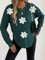 Detail von grünem Strickpullover mit weißen 3D-Blumenapplikationen und Perlenverzierung - S / Dunkelgrün