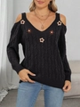 Dettaglio del maglione a trecce nere con fiori all'uncinetto 3D e scollo a V con spalle scoperte - S / Nero