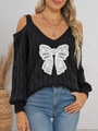 Détail d'un pull noir en maille torsadée avec nœud en dentelle et épaules dénudées - S / Noir (Nœud Blanc)