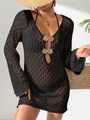Detalle de vestido playero de ganchillo negro con hebillas de concha dorada y cuello en V - S / Negro con Hebilla de Concha