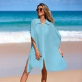 Dettaglio copricostume azzurro con colletto polo, spacchi laterali e vestibilità ampia - Taglia unica / Blu