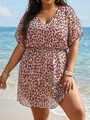 Dettaglio dello scollo a V profondo e vita elastica sul vestito da spiaggia leopardato - Taglia unica / Stampa leopardata