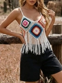 Détail de carrés au crochet colorés et de longues franges blanches sur un haut boho - Taille unique / Hauts / Blanc