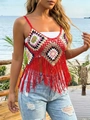 Detailansicht eines handgefertigten Boho-Häkel-Crop-Tops mit roten Fransen und Blumenmustern - Einheitsgröße / Rot