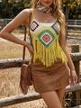 Nahaufnahme eines bunten Häkel-Crop-Tops mit Granny-Square-Muster und gelben Fransen - Einheitsgröße / Gelb