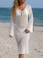 Gros plan sur la robe de plage blanche au crochet avec maille et boucle en métal en V - S / Blanc