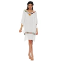 Détail de la broderie au crochet colorée et du bord à volants sur la robe de plage - Taille unique / Blanc