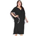 Détail d'une robe caftan noire grande taille avec col en V et garnitures à franges - Taille unique / Noir