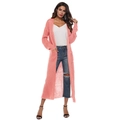 Detail van de grove breistructuur en vierkante zak op een lange roze damesvest - S / Tops / Roze