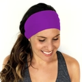 Fascia per capelli viola elastica e larga per yoga e fitness su una modella - Viola