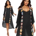 Schwarzes Boho Strandkleid mit handgehäkelten Blumen und weiten Trompetenärmeln - Einheitsgröße / Schwarz