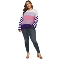 Détail du pull en maille grande taille avec rayures colorées et poignets bleus - Violet