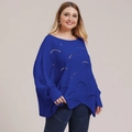 Dettaglio del maglione oversize blu reale con intricati motivi in maglia traforata a mezzaluna - L / Blu