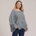 Dettaglio ravvicinato di un maglione grigio con maniche a pipistrello e motivi traforati - L / Grigio
