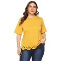Detalle de patrones de pétalos cortados con láser en el dobladillo de una camiseta de talla grande - 0XL / Amarillo